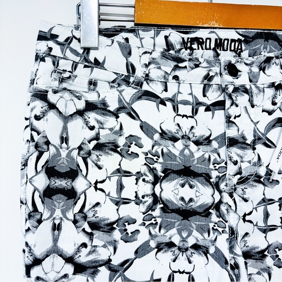 VERO MODA White & black floral skinny jeans - Picture 8 of 10